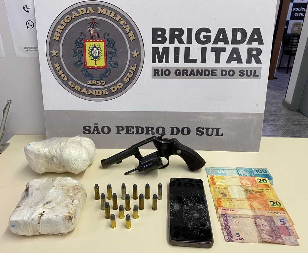 Homem é preso e adolescente apreendido por tráfico de drogas e porte ilegal de arma na BR-287