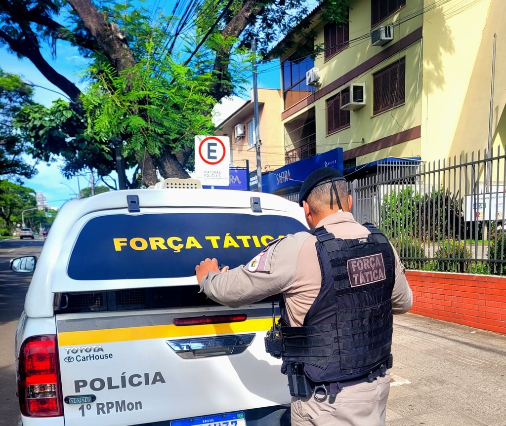 Brigada Militar prende dupla 15 minutos após assalto a pedestre em Santa Maria