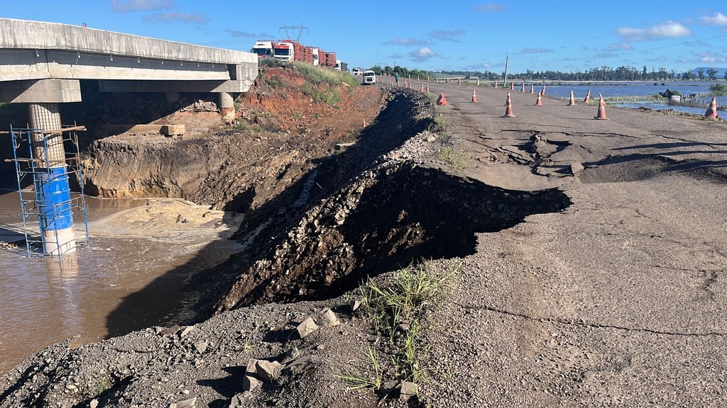 Trânsito é bloqueado no desvio da ponte sobre a várzea do Rio Toropi, na BR-287