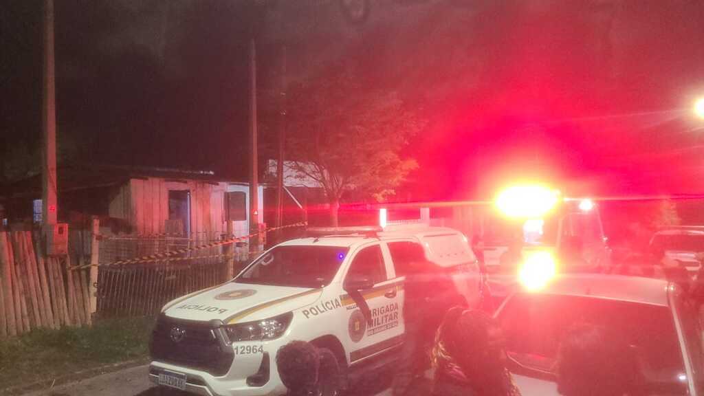 Adolescente é executado com oito tiros dentro de casa em Santa Maria