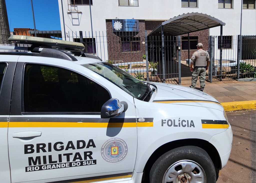 Mulher é vítima de tentativa de feminicídio em Santiago; filha teria tentado intervir e também ficou ferida