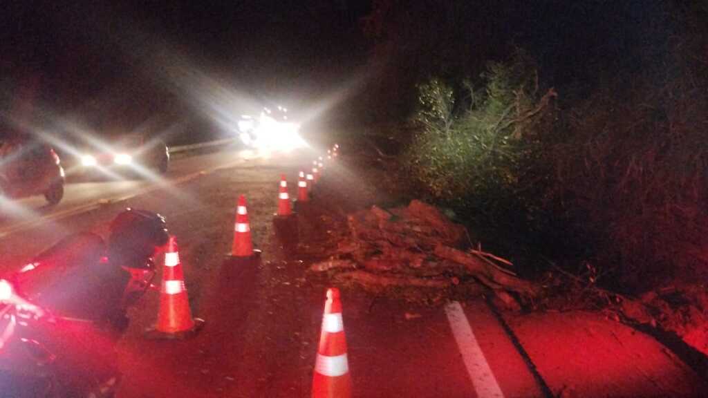 Após bloqueio por causa de deslizamento de terra, trânsito é liberado na BR-158 entre Santa Maria e Itaara
