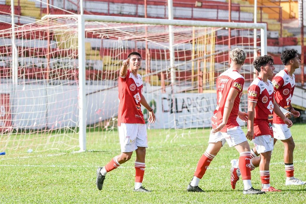 título imagem Inter-SM goleia Cruzeiro de Santiago e volta à vice-liderança do Grupo B do Gauchão Sub-17