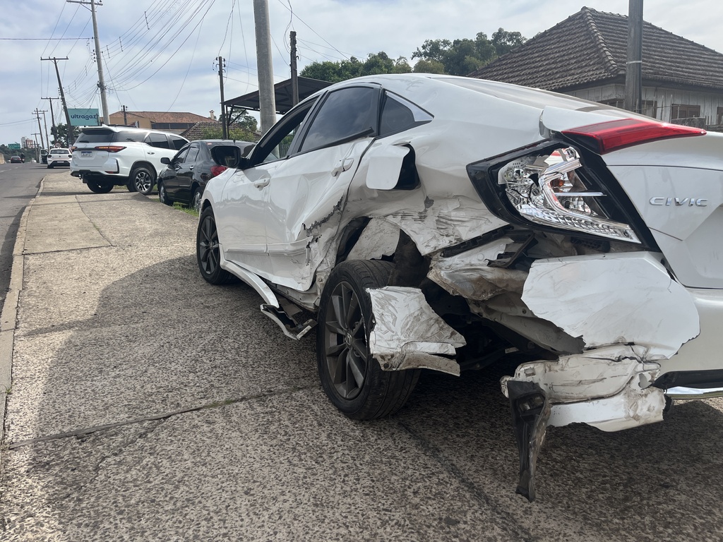 Foto: Mateus Ferreira (Diário) - Honda Civic após a colisão