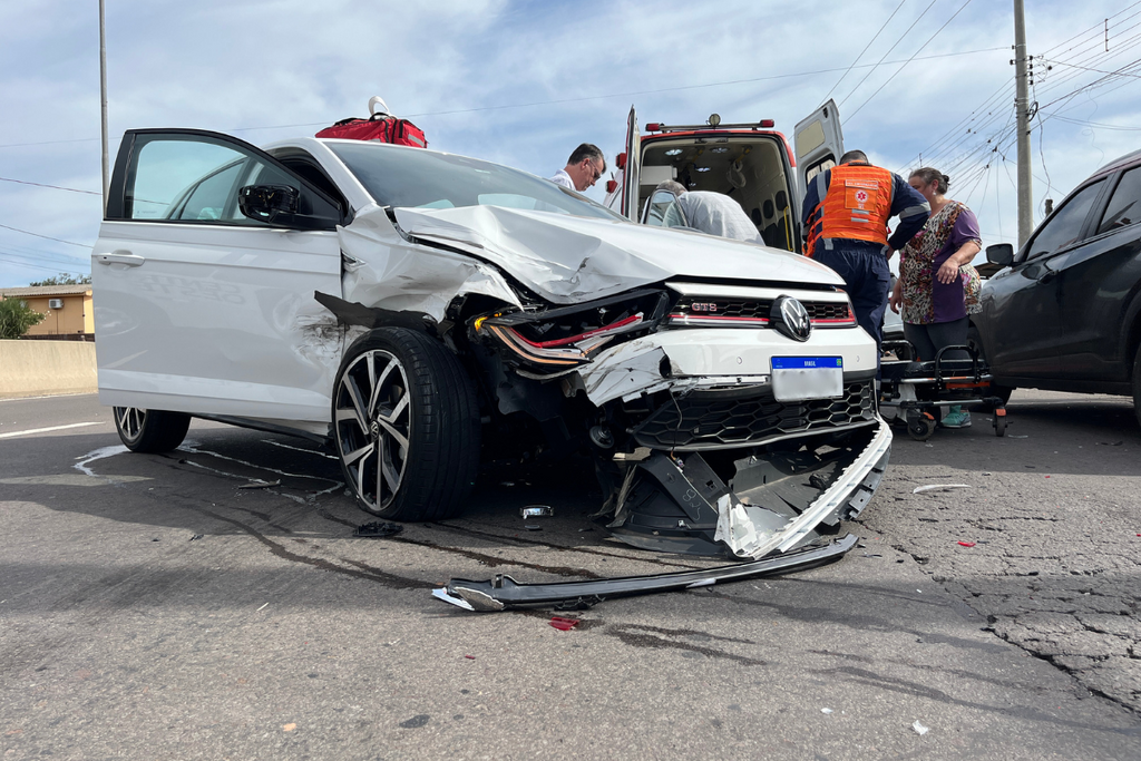 Motorista fica preso às ferragens após acidente na Faixa Velha de Camobi