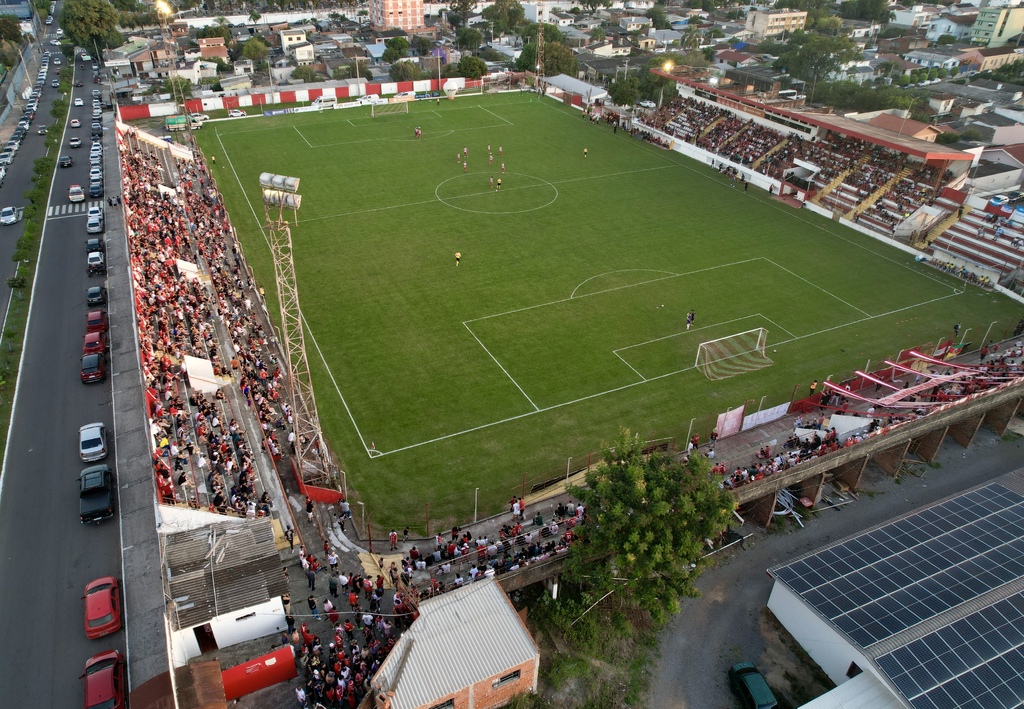 Motociclista fica ferido após ser atingido por bola que saiu do Estádio Presidente Vargas em jogo do Inter-SM