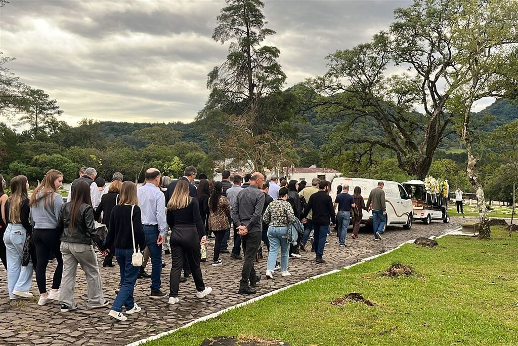 Familiares do técnico Mano Menezes mortos em acidente são sepultados em Santa Maria