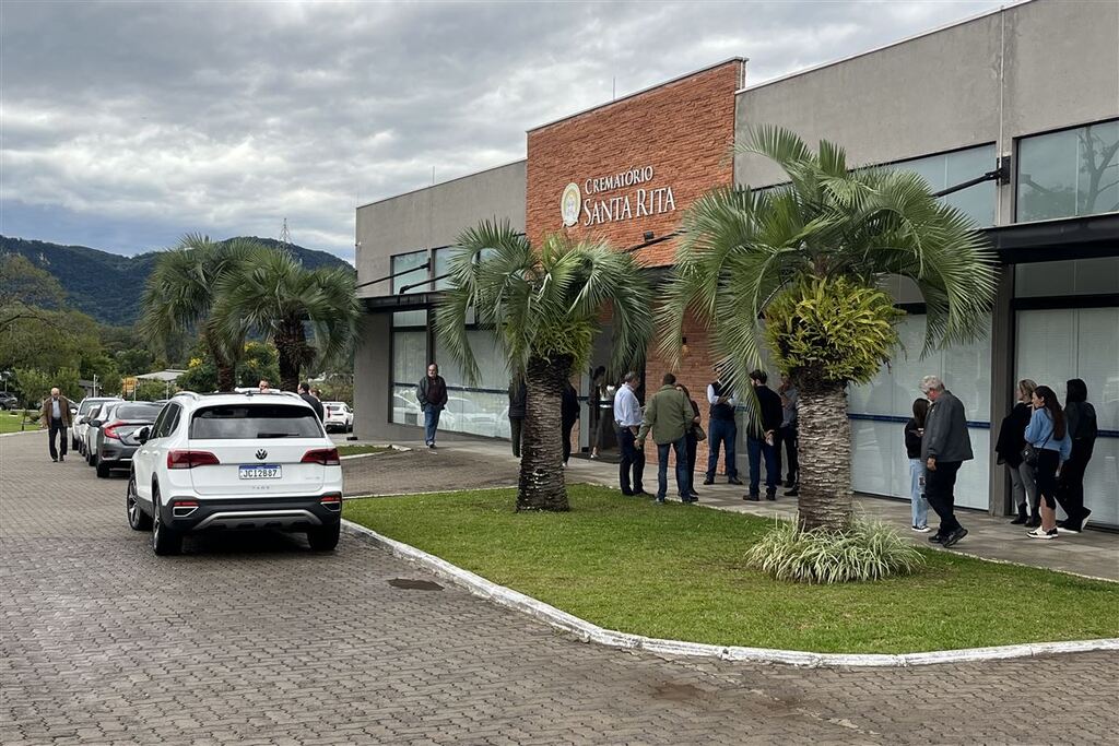 Familiares do técnico Mano Menezes mortos em acidente são sepultados em Santa Maria