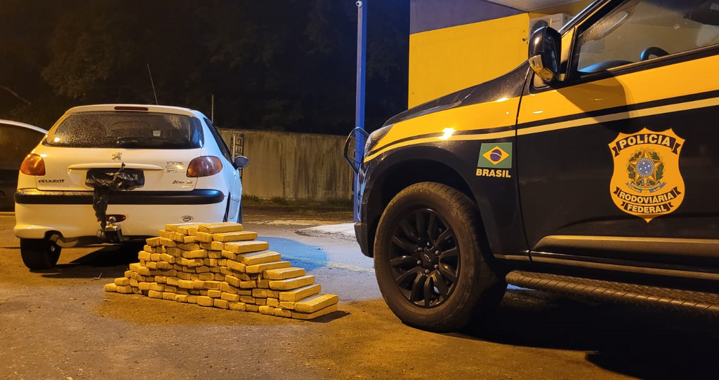 Dupla é presa pela PRF com mais de 100 kg de maconha em Santa Maria