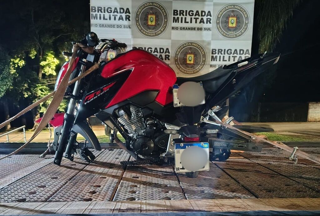 Trio é preso ao ser flagrado desmontando motocicleta furtada