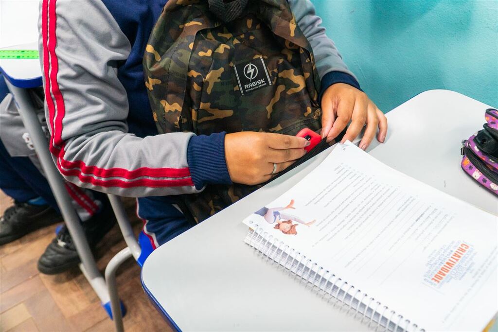 Celular em casa, na caixa ou na mochila: escolas de Santa Maria adotam diferentes dinâmicas nos três meses de restrição dos eletrônicos