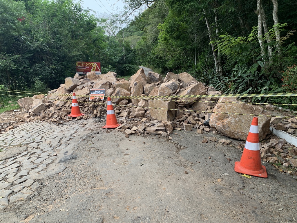 Estrada do Perau, que liga Santa Maria e Itaara, é totalmente bloqueada pela prefeitura; cargas de pedra foram colocadas na via