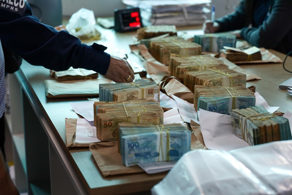 título imagem Quase R$ 5 milhões são apreendidos na casa do advogado Maurício Dal Agnol durante operação do MP