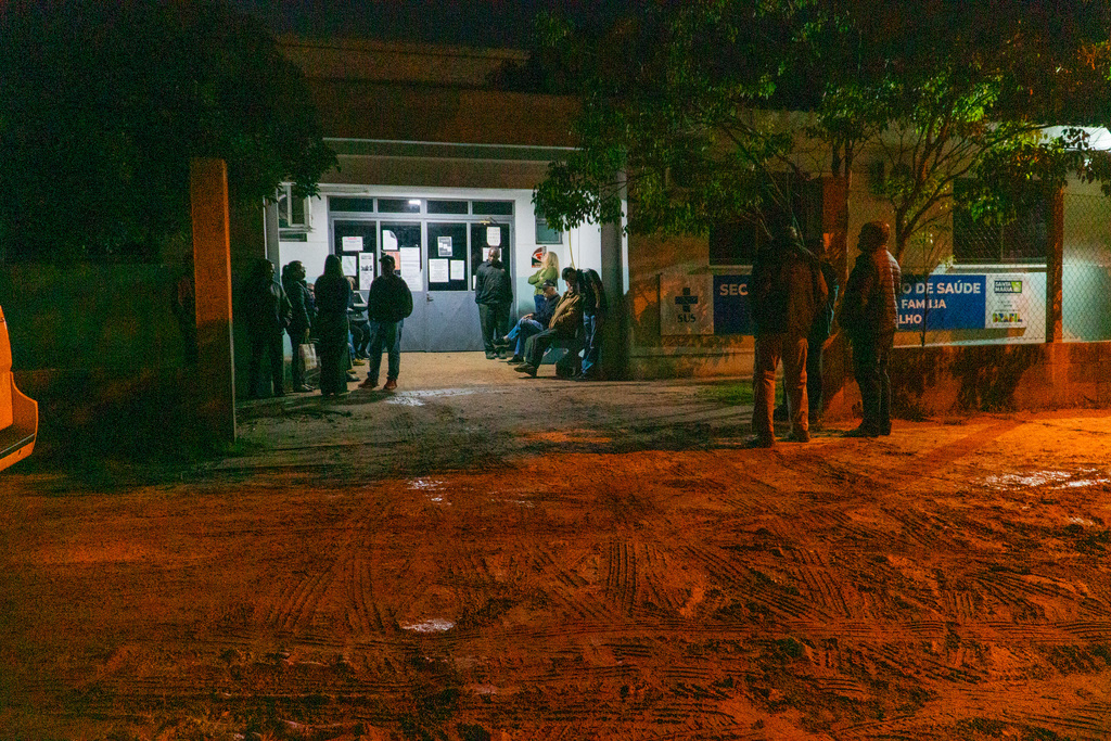 A espera pelo agendamento: santa-marienses madrugam para garantir consulta médica em postos de saúde