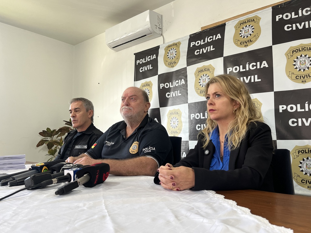 Polícia Civil apresenta resultado de inquérito sobre acidente com ônibus da UFSM; três pessoas são indiciadas