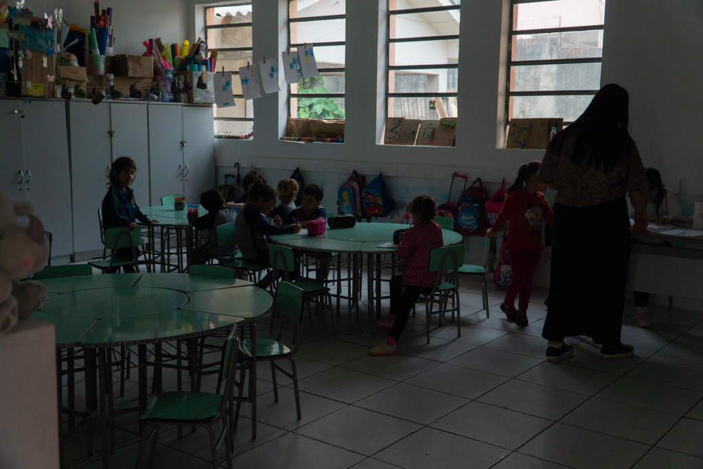 Escola Luiz Victor Sartori recorre a refletores em sala de aula após consecutivos furtos da fiação elétrica