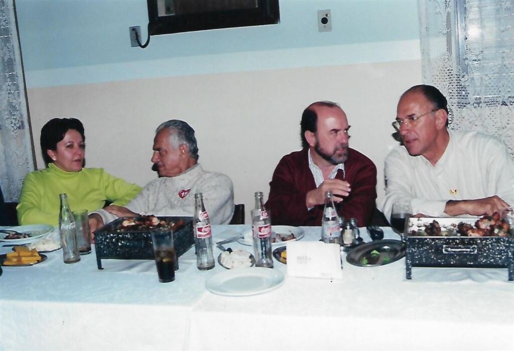 Galeria de imagens: O restaurante recebia políticos de diferentes partidos, como nesse encontro entre o senador Simon, o deputado Marchezan e Schirmer