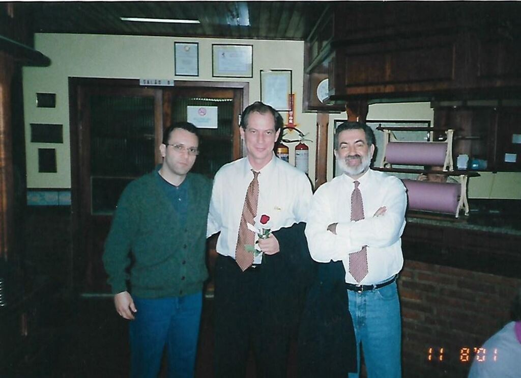 Galeria de imagens: Ex-governador do Ceará e ex-candidato a presidente Ciro Gomes (ao centro) foi outra figura da política a passar pelo restaurante