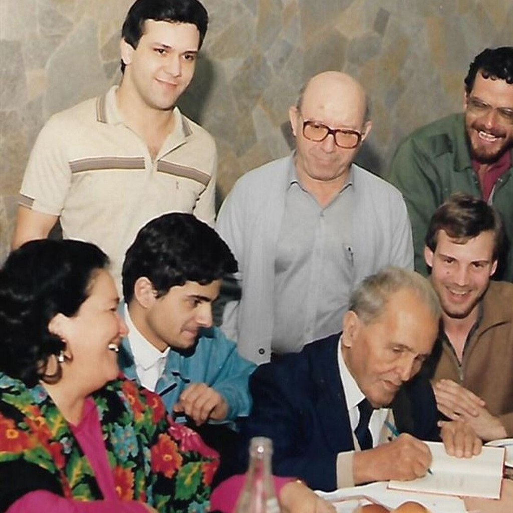 Galeria de imagens: Um registro histórico do acervo da família é da presença do ex-deputado e ex-senador Luiz Carlos Prestes