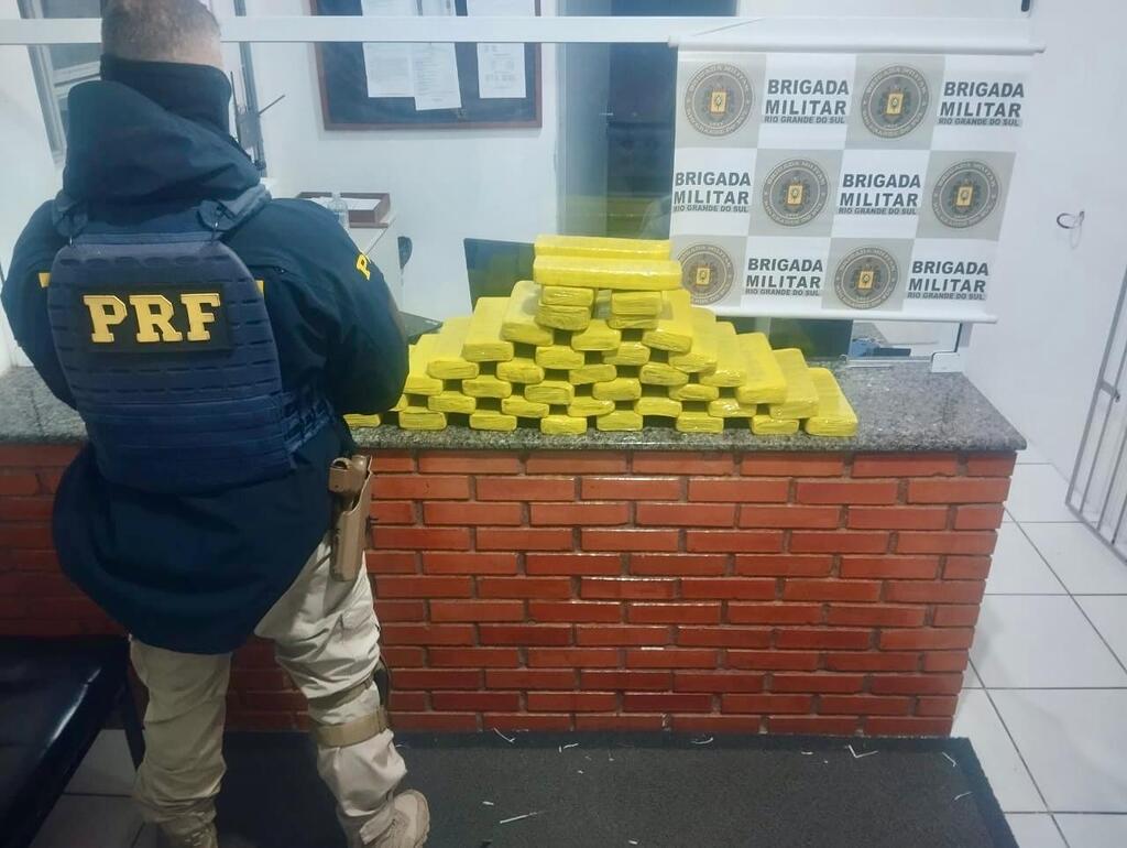 Dupla é presa com mais de 30 quilos de maconha em ação da PRF e BM em Rosário do Sul