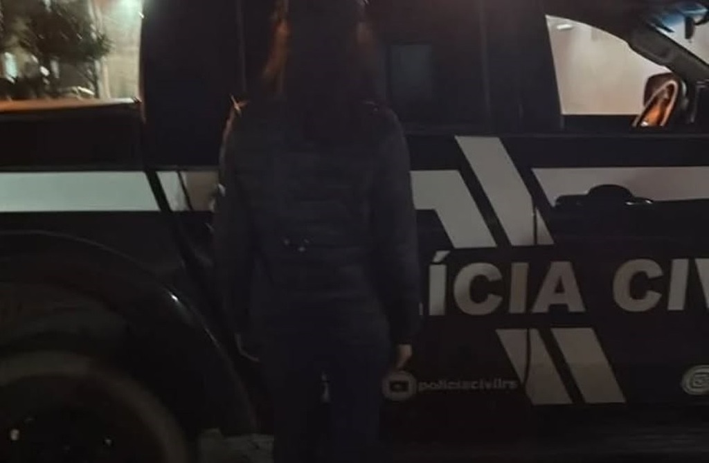 título imagem Enteada é presa suspeita de envolvimento na morte do padrasto em cidade da região