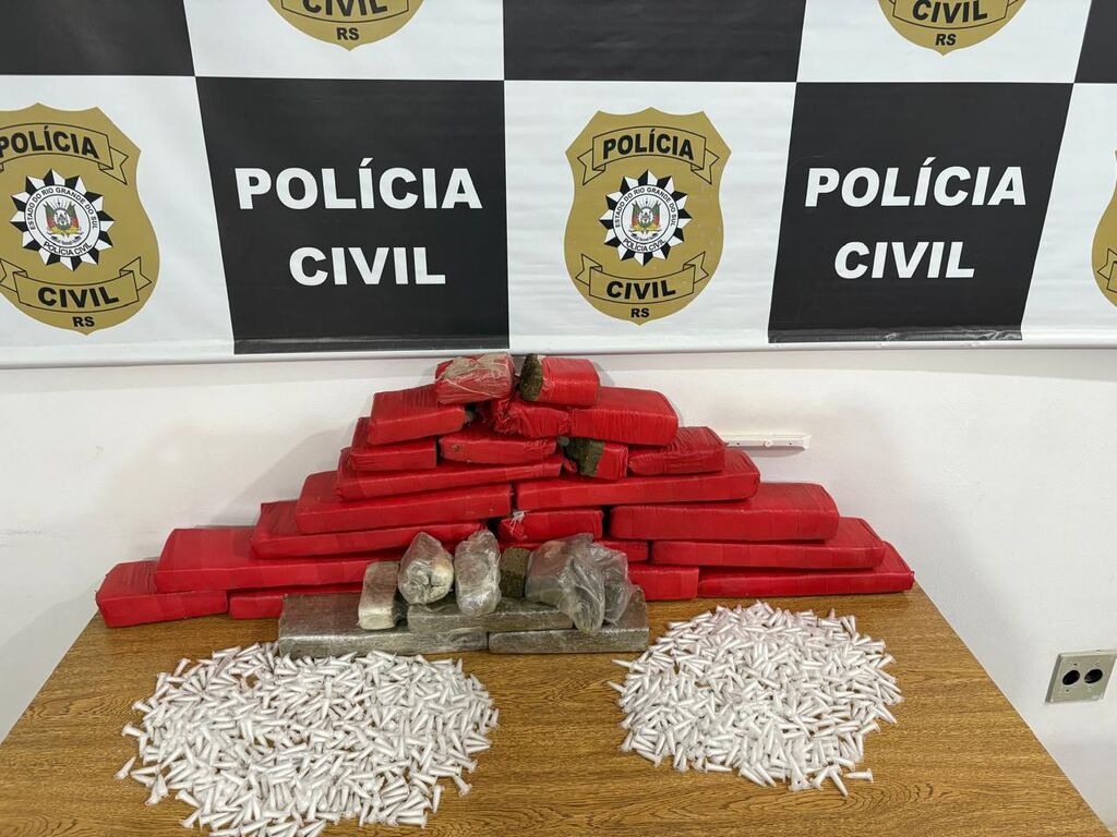 Foto: Polícia Civil (Divulgação) - Nesta segunda-feira, os policiais encontraram 20 quilos de maconha e mil porções de cocaína escondidos em uma casa no Bairro Quadro Frigorífico