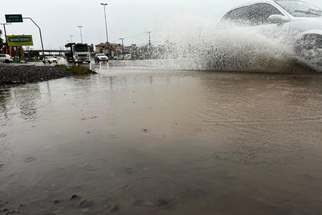 título imagem Acumulado de chuva ultrapassa os 110 mm e alaga ruas em Santa Maria