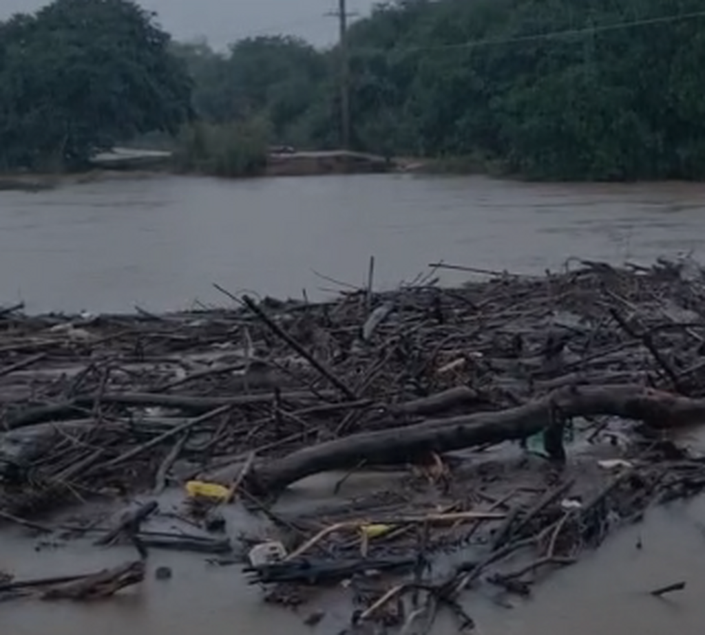 Foto: Reprodução - Estrutura da ponte sobre o Balneário o do Umbu, que liga São Vicente do Sul a Cacequi, cedeu completamente por causa das chuvas