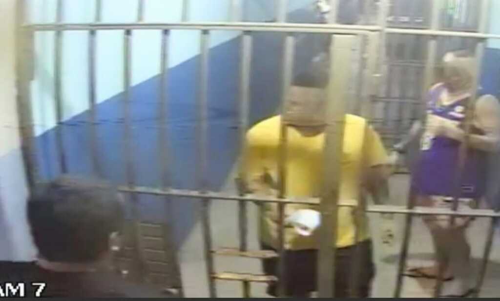 Foto: Reprodução - Câmeras de segurança da casa prisional flagraram o agente entregando objetos aos presos
