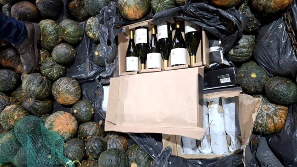 título imagem Receita Estadual apreende três mil garrafas de vinho argentino escondidas em caminhão de abóboras
