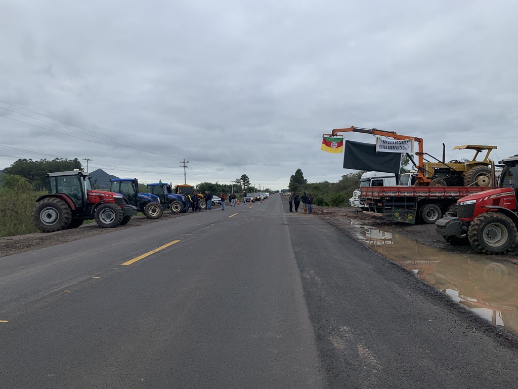 Movimento de produtores rurais paralisa trânsito em rodovias da região; confira pontos de bloqueio