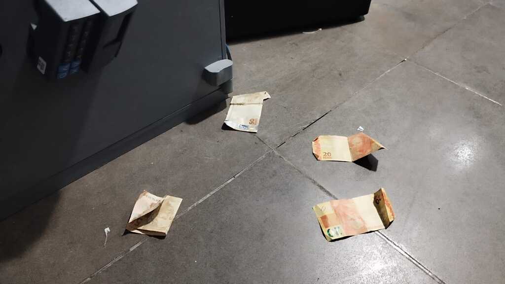 Foto: Polícia Civil (Divulgação) - Ex-funcionário do Banco do Brasil teria espalhando dinheiro no chão e quebrado janelas para simular um ataque ao local