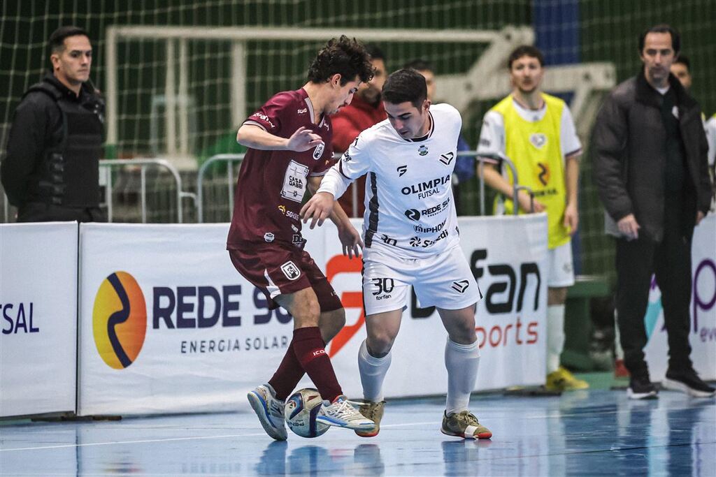 título imagem Superliga Rede Sul Energia Solar Pro de Futsal teve quatro jogos na quinta-feira; mais oito confrontos estão marcados para o domingo