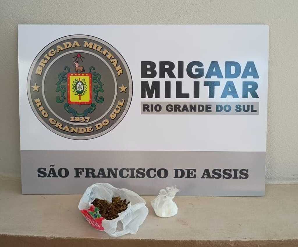 título imagem Jovem é presa ao tentar levar drogas para presídio