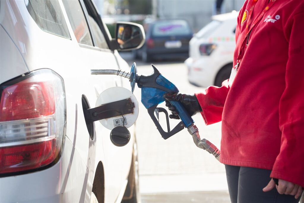 Gasolina fica mais barata para distribuidoras; queda pode refletir nos postos