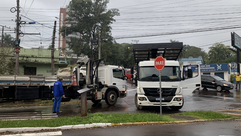 título imagem Caminhão com falha nos freios bloqueia Avenida Osvaldo Cruz e causa lentidão no trânsito no Bairro Dores