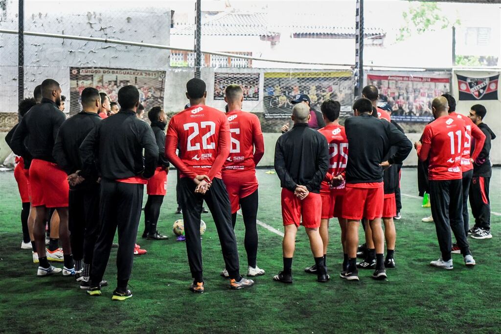 Inter-SM treina em ginásio coberto na preparação para jogo no litoral gaúcho