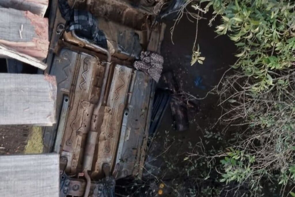 Foto: Redes Sociais - Estado do automóvel após cair da ponte, em São Gabriel