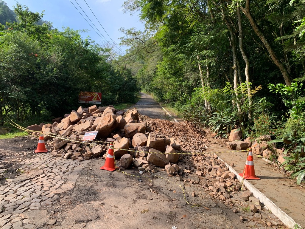 O que impede o início de obras para liberar a Estrada do Perau