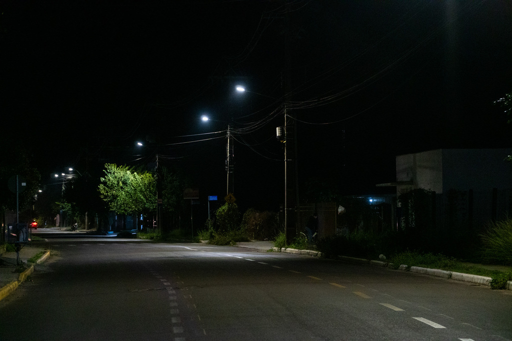 Beto Albert (Diário/Arquivo) - A Rua Florianópolis (foto), na Região Oeste, foi uma das primeiras a ser contempladas no Bairro Pinheiro Machado. ainda é possível ver luminárias antigas ao lado das novas de LED, à espera da conclusão do projeto e da chegada dos equipamentos adequados.