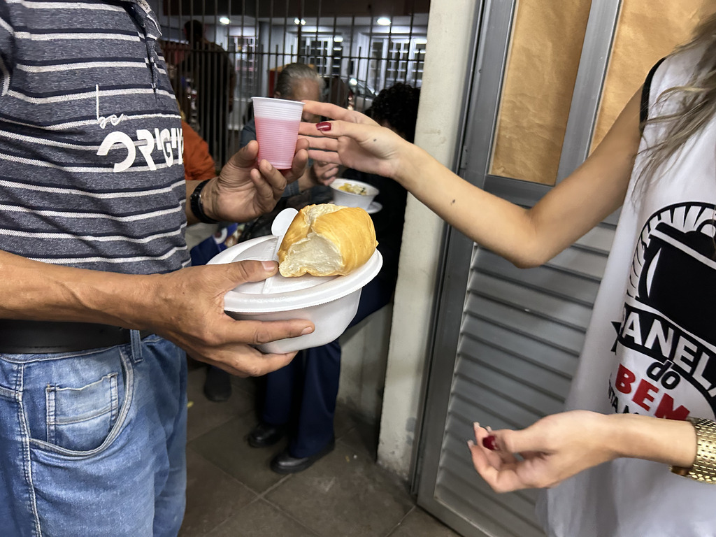 Tradicional ponto de distribuição de marmita para pessoas em situação de vulnerabilidade social pode mudar de local; projetos aguardam retorno da prefeitura