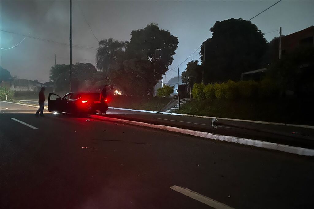 título imagem Motorista foge após bater carro e derrubar poste no centro de Santa Maria durante a madrugada deste sábado