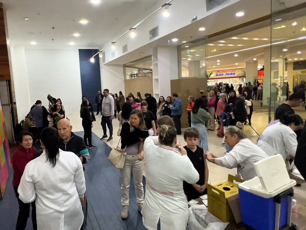 Mais de 1,4 mil pessoas são imunizadas contra a gripe em ação no Royal Plaza Shopping