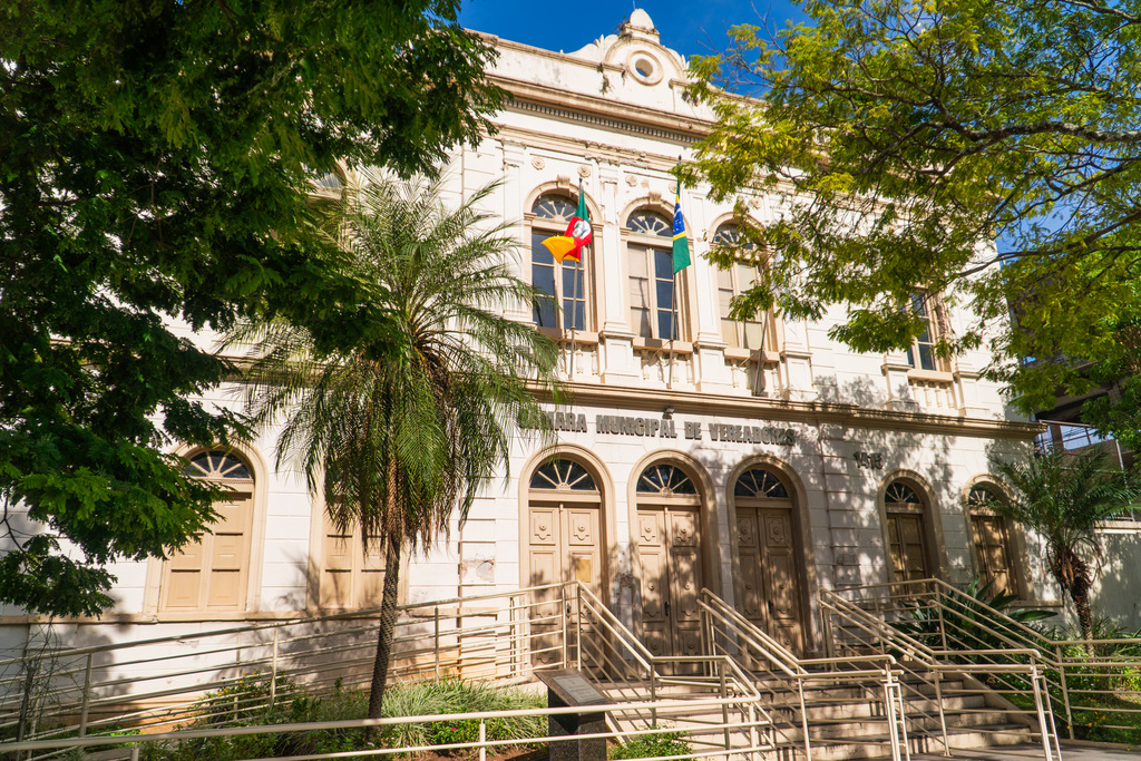 Projeto para contratar profissionais para obra inacabada tramita na Câmara