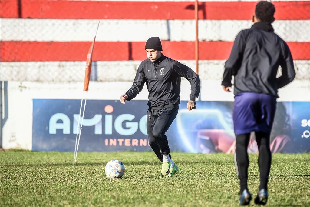 Foto: Renata Medina (Inter-SM) - Alvirrubro, do volante Mossoró (com a bola) lidera a primeira fase da competição, com 11 pontos em cinco jogos