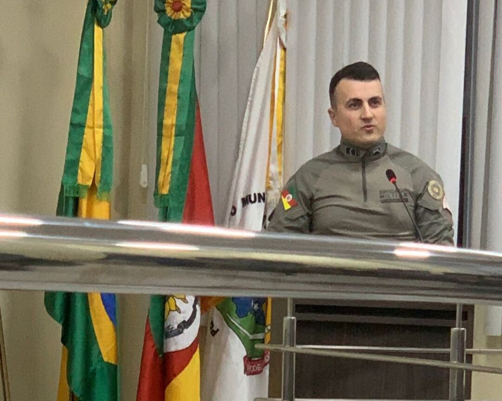 Foto: Arquivo Pessoal - Soldado Guterres, 34 anos, discursa após ser homenageado na Câmara dos Vereadores de São Martinho da Serra