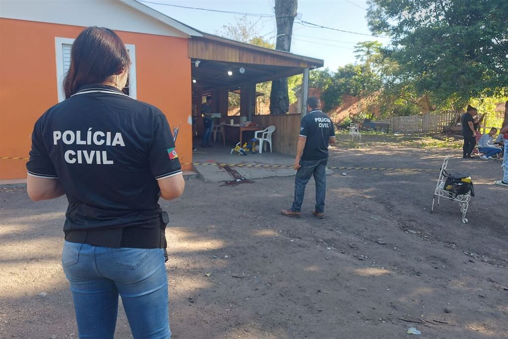 Foto: Maurício Barbosa (BD, 21/04/2023) - Leandro Santos dos Santos, 39 anos, e Andressa dos Santos, 29, foram mortos a tiros em 21 de abril de 2023 em casa, localizada no Beco da Tela