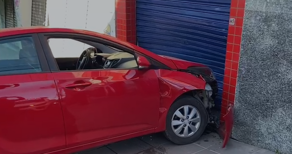 título imagem Motorista fica ferido após colidir carro contra porta de prédio no centro de Santa Maria
