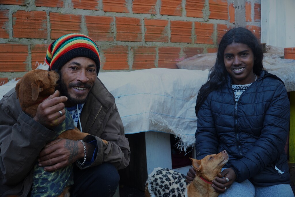 Como vive casal que cuida de 16 cães no Bairro Urlândia, em Santa Maria Como vive casal que cuida de 16 cães no Bairro Urlândia, em Santa Maria