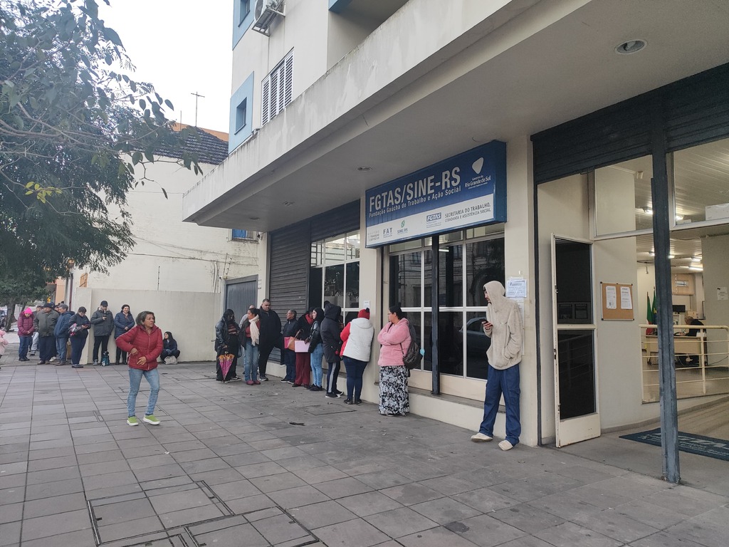 À procura de oportunidades: comunidade faz fila para conquistar vagas de empregos; próxima seleção já tem data
